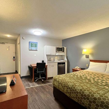Econo Lodge Motel Village YYC Esterno foto