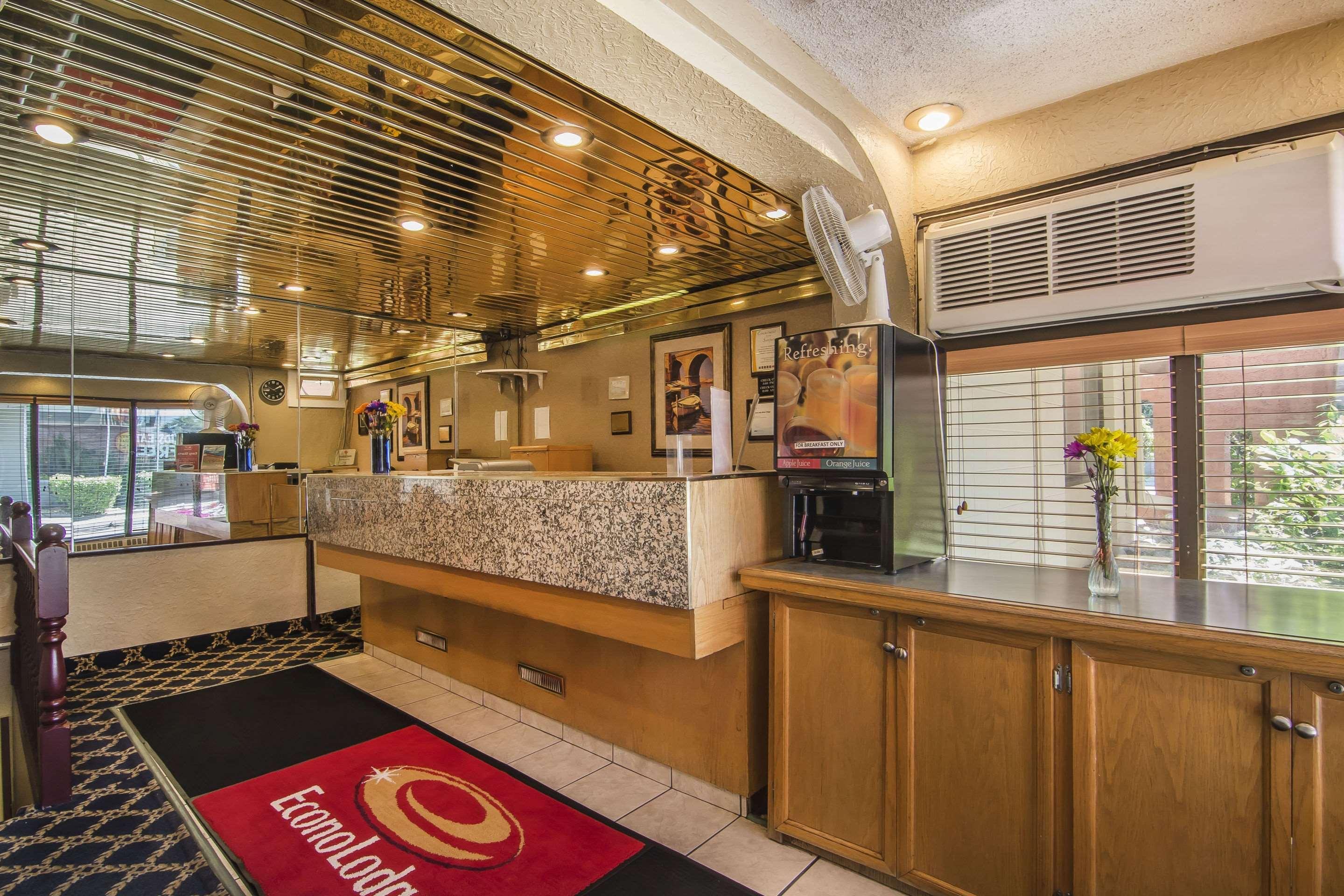 Econo Lodge Motel Village YYC Esterno foto