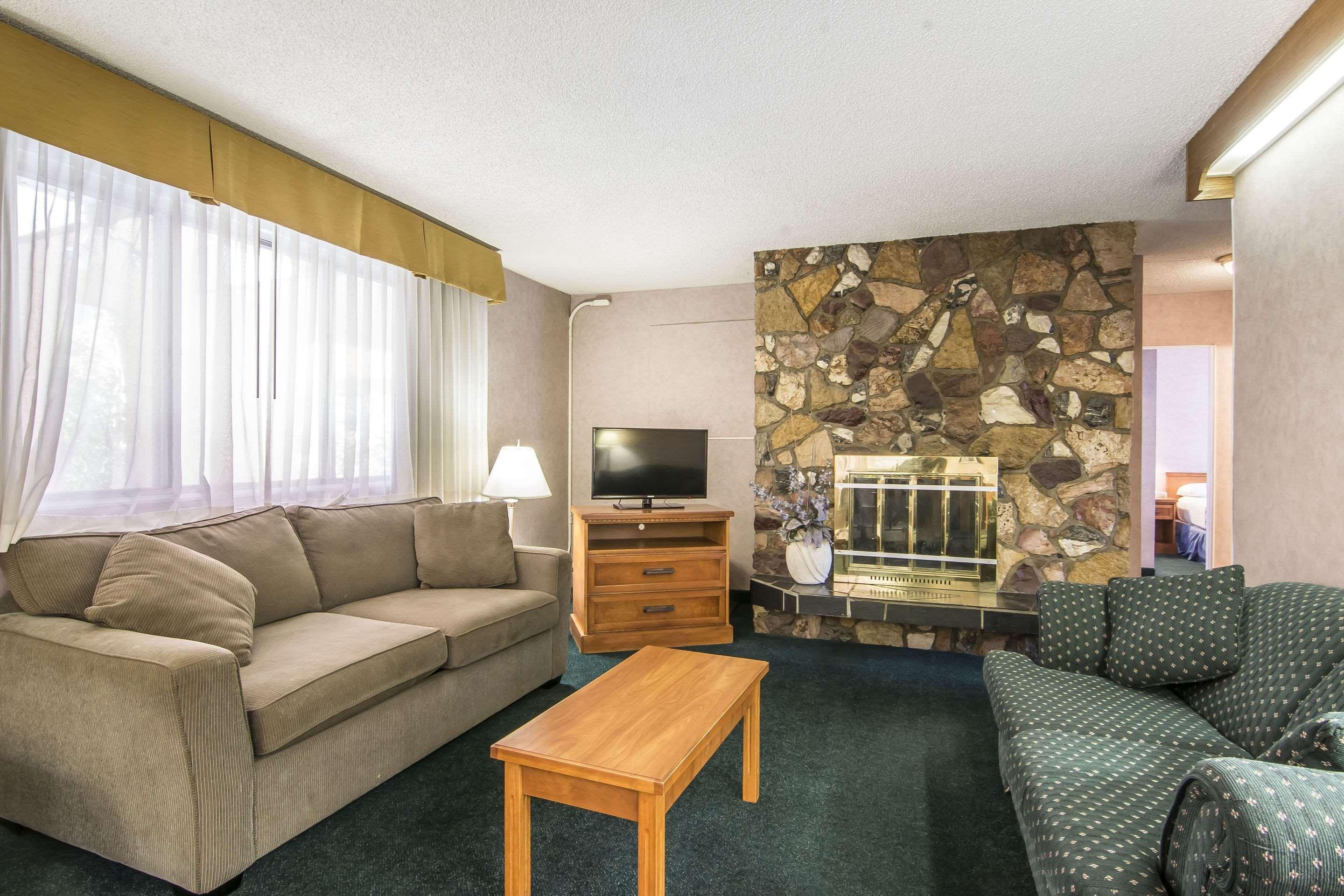 Econo Lodge Motel Village YYC Esterno foto