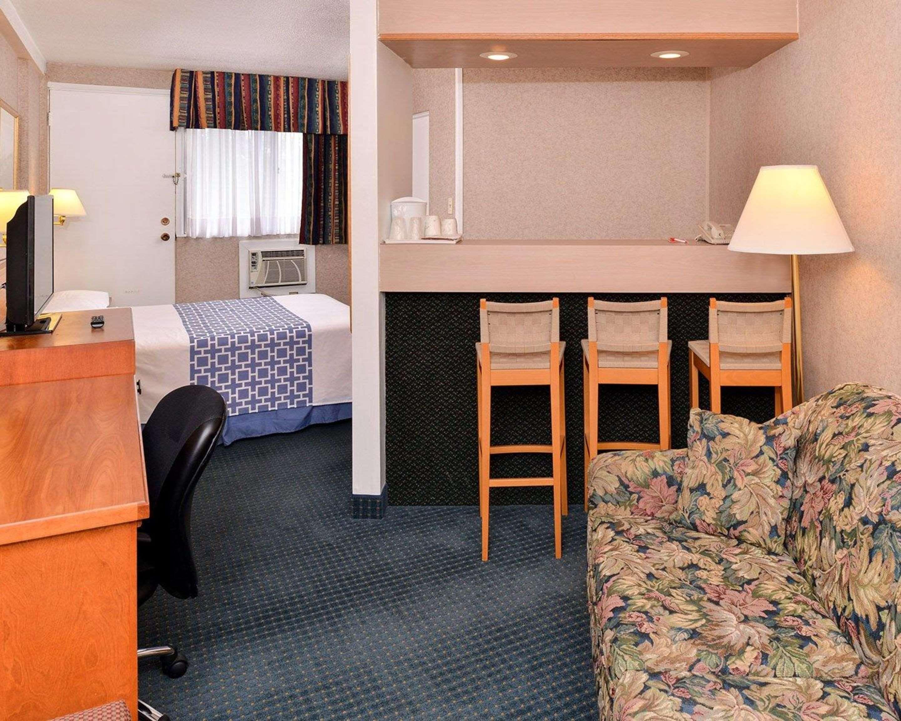 Econo Lodge Motel Village YYC Esterno foto
