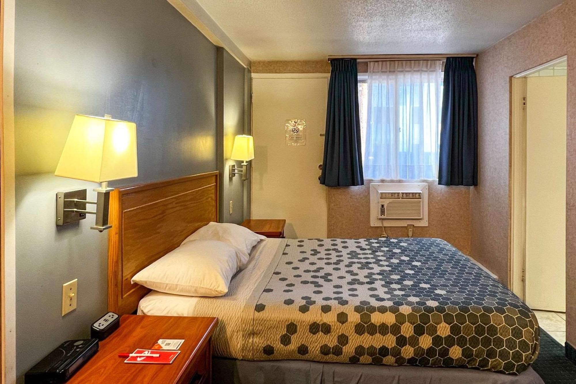 Econo Lodge Motel Village YYC Esterno foto