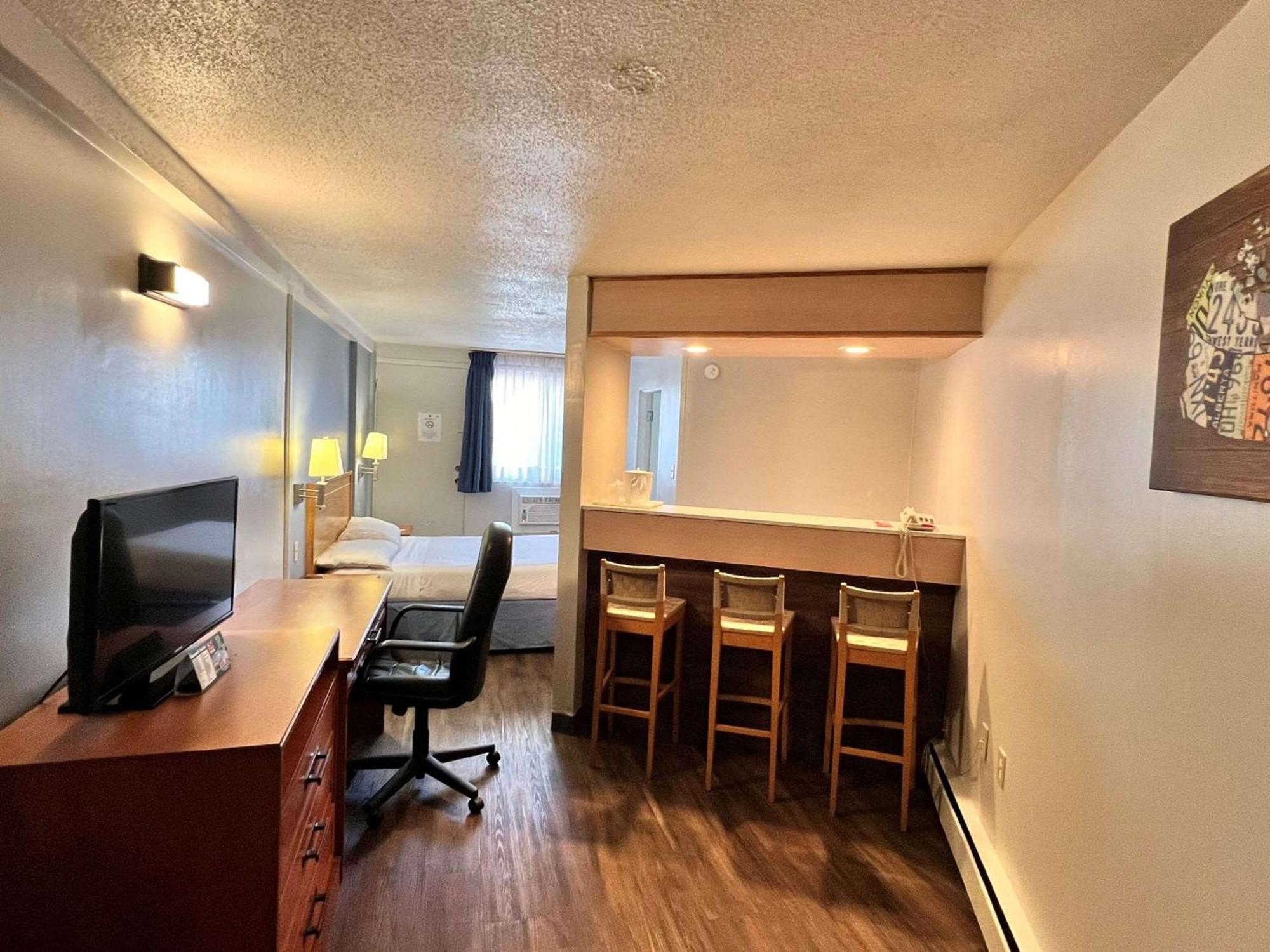 Econo Lodge Motel Village YYC Esterno foto