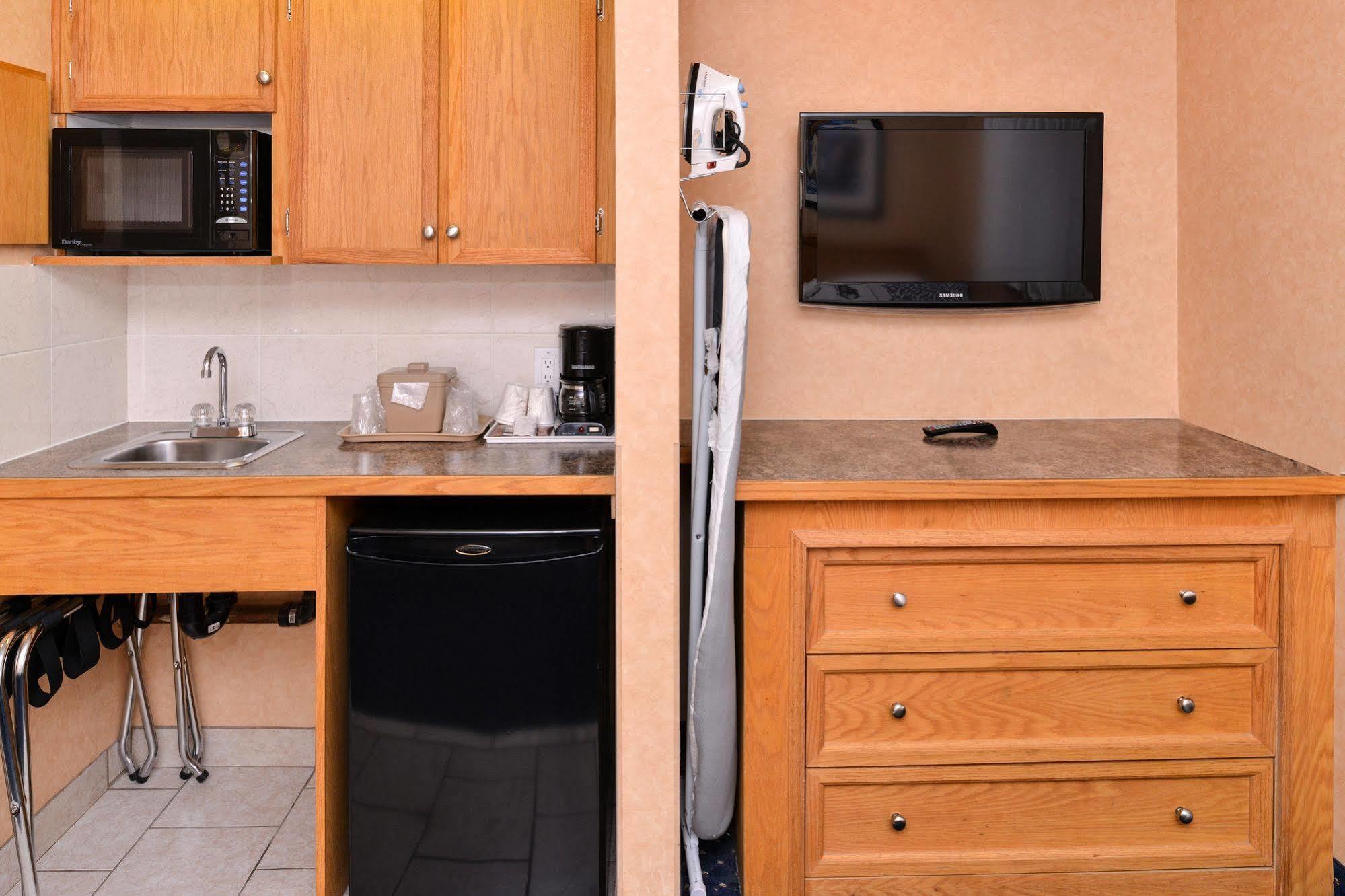 Econo Lodge Motel Village YYC Esterno foto